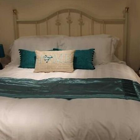 We Three Loggerheads Hotel Gwernymynydd Ngoại thất bức ảnh