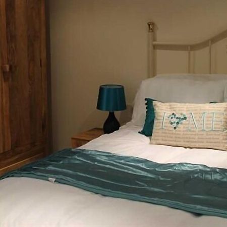 We Three Loggerheads Hotel Gwernymynydd Ngoại thất bức ảnh